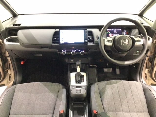 ★運転席の周りには手の届く範囲に、Hondaセンシング用のメインスイッチ・左側電動スライドドアの操作スイッチ・ＥＴＣがついています。他にスマートフォンの充電可能なUSB端子などたくさんの装備がついてい