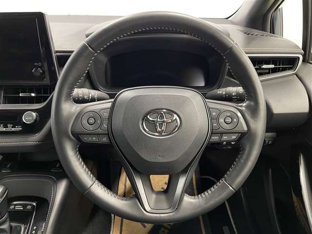 快適な操作性の運転席、ハンドルも綺麗に清掃済みです！もちろん安全を守るエアバッグも装備しているので安心してお乗りいただけます(^^)