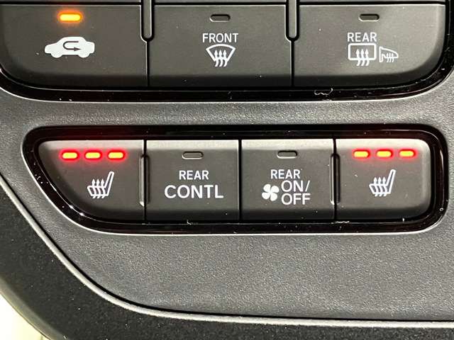 【シートヒーター】エアコンの温風で体を温めることとは異なり、車内の乾燥を防ぎつつ体もポカポカです♪寒い日には大活躍間違いなし！！