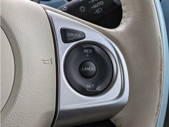 【クルーズコントロール】手元のボタンで一定速度での巡行が可能です。速度調節も可能です。高速道路走行時に便利な機能ですね♪