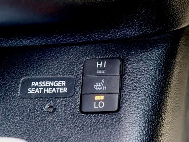 シートヒーター装着車ですので寒い日などに重宝します♪エアコンのように室内を暖めていくのではなく、体を直接を暖めてくれることから、エアコンよりも早く暖まることが出来ます☆
