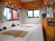 高い天井と広々ベッドは快適な室内空間です！