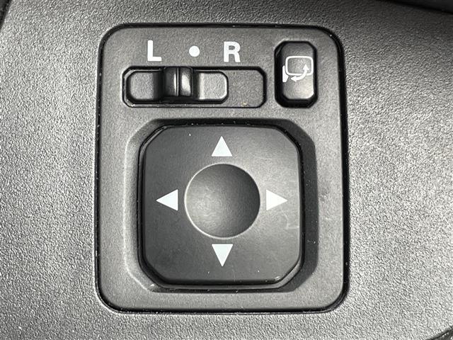 【電動格納ミラー】運転席のスイッチで、ドアミラーの開閉や角度の調整ができます。