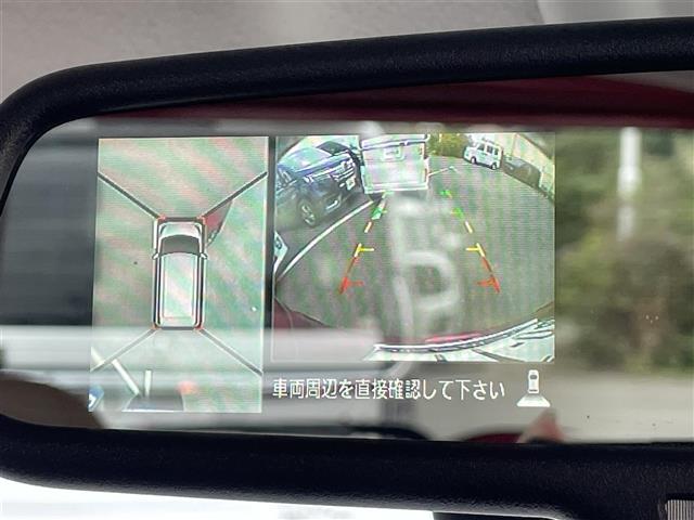 【アラウンドビューモニター】まるでクルマを真上から見下ろしたかのような視点で駐車をサポートします！クルマの斜め後ろや真横など、前後左右の４つのカメラの映像が合成されて、モニターに映し出されます。