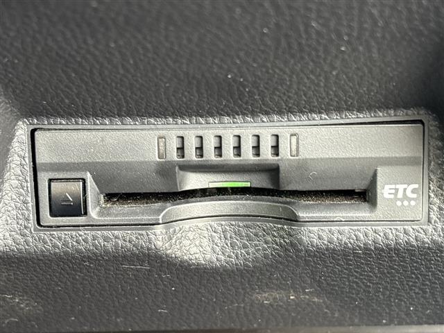 【ＥＴＣ】有料道路を利用する際に料金所で停止することなく通過できる、ＥＴＣ車載器（ノンストップ自動料金収受システム機器）が装備されています。セットアップを行うことで利用可能になります。