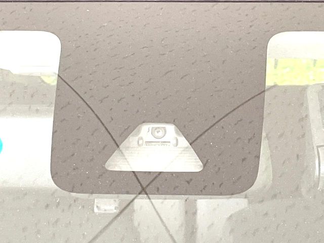 【スマートアシスト】走行中に前方の車両等を認識し、衝突しそうな時は警報とブレーキで衝突回避と被害軽減をアシスト。より安全にドライブをお楽しみいただけます。