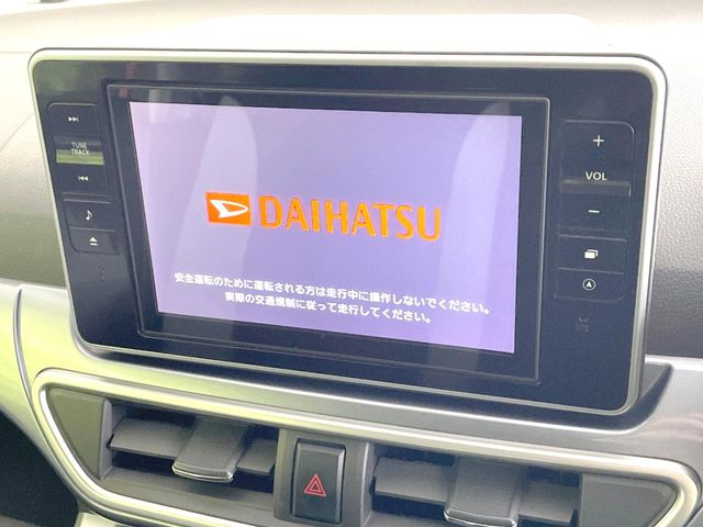 【純正ナビ】人気の純正ナビを装備。オーディオ機能も充実しており、Ｂｌｕｅｔｏｏｔｈ接続すればお持ちのスマホやＭＰ３プレイヤーの音楽を再生可能！毎日の運転がさらに楽しくなります！！