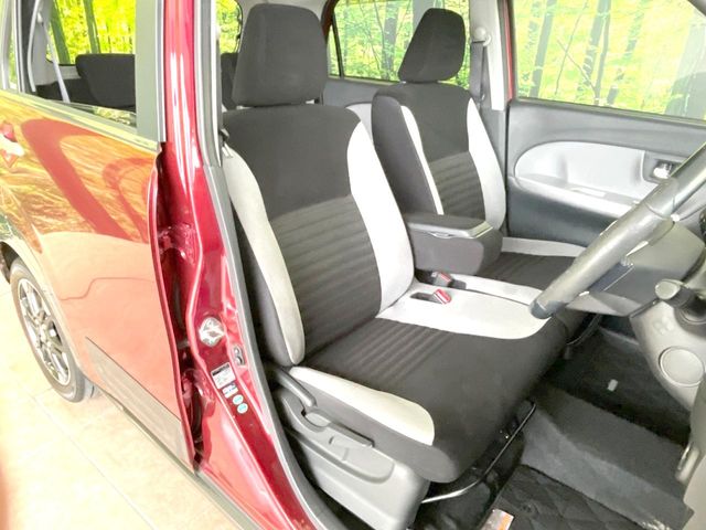 運転席まわりには十分なスペースがあり、大柄な方でもゆったり運転していただける環境です。