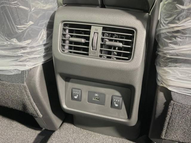 【前席＋後席シートヒーター】寒い日に重宝するシートヒーターを後席にも装備！エアコンより早く温まってくれるので寒がりの人も安心ですね♪エアコンの温風は乾燥するから苦手、という方にもをおすすめです。
