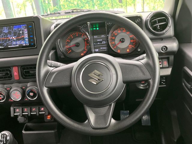 �C���e���A�ɍ��킹���f�U�C���̃X�e�A�����O�́A�^�]�������̂��Ƃ��l���A�^�]���₷���`��A�傫���ł��B�����x�A���ۂɐG���Ă��m���߂��������B