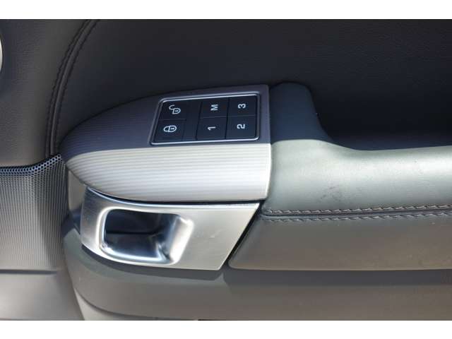 運転席・助手席には３名分のシートメモリーが備わっています。ボタン１つでお好みのシート位置へ変更が可能です！