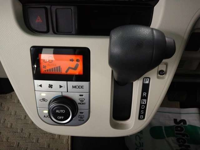 【オートエアコン】 こちらのお車は温度調節がカンタンにできるオートエアコンがついてます！