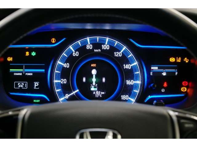 視認性の良い大きめのアナログメーターと、様々な情報を表示可能なマルチインフォメーションディスプレイで、運転中の確認がしやすく安全運転に役立ちます。