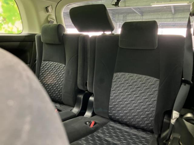 ３列目には複数名が座れるシートが並び、後席まで乗車できる室内空間です。窓から光が入り、ヘッドレストやシートベルトも備わるため、乗員それぞれが落ち着いて過ごせます。