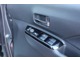 運転席側のドア部。こちらのスイッチでドアミラーの角度調整やパワーウィンドーの操作が可能になります。