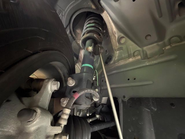 お車を安心してお乗りいただく為には、足回りの定期点検が欠かせません。サービスサポート（有償保証）では無料点検もご提供しており、安心のカーライフをお過ごしいただけるサポート体制が整っています。