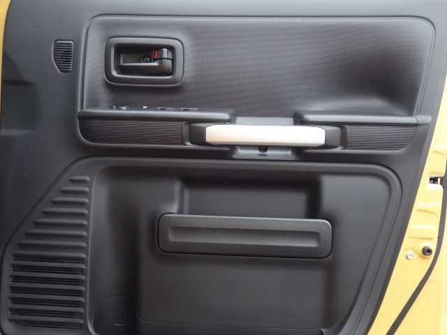 運転席の窓操作部分です。小さなお子様が窓を勝手に開閉することのないよう、運転席以外の窓を操作できないようにするボタンがあります