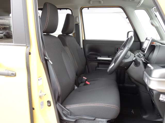 運転席と助手席の間にアームレスト装備。ベンチシートですので、運転席側・助手席側どちらから乗車してもOKです。