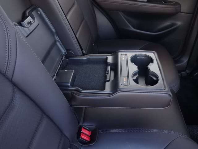 後部座席ののアームレストボックスを上に開けると、中は小物収納や、充電用USB端子が２つ装備されております。