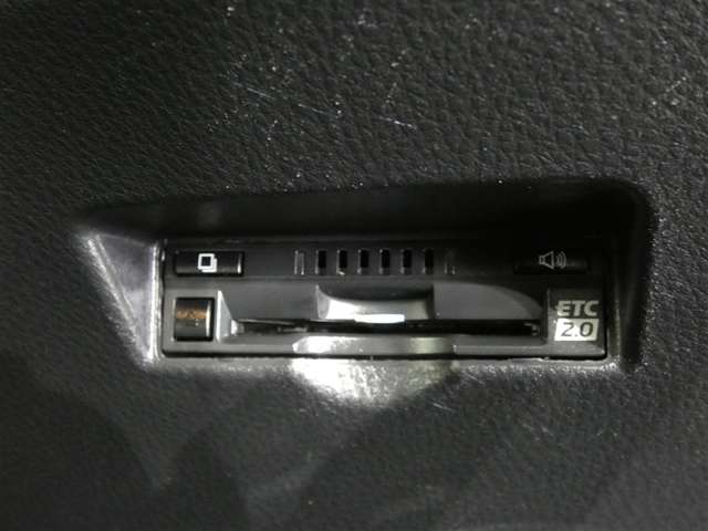 高速道路を賢く使うＥＴＣ2.0装備です。高速道路とクルマが情報を連携して渋滞の迂回ルートや災害時の適切な誘導をしてくれたりします。