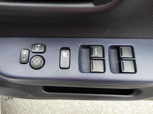 運転席のドアにはパワーウインドウと電動格納式ドアミラーを操作するスイッチがあるのでお手元操作で便利です。