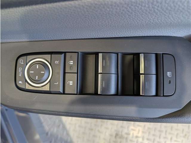 パワーウィンドウのスイッチですよ。 運転席に居ながら窓を開け閉めのコントロールできますよ。 ロック機能で、子供がイタズラして窓を開けるという事も無くなりますよ。