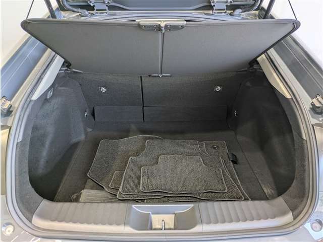 とても広々、大きな開口部の荷室スペースですね。 開口部広々だから、大きな荷物も楽々収納出来ちゃいますね。 荷物スペースは広いほうがいいですよね。