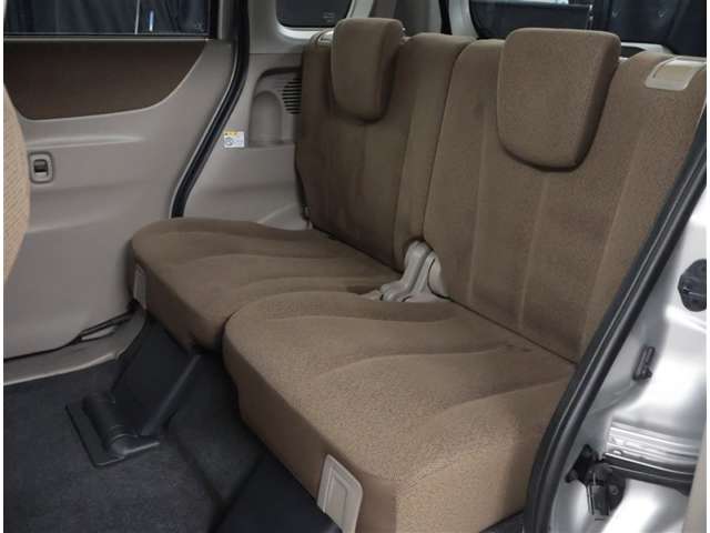 リアシートは可倒式になっていますので、長いお荷物も収納できます！！
