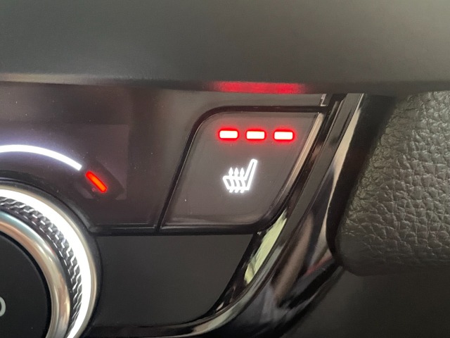 エアコンスイッチ両端にシートヒーターのスイッチがついています。