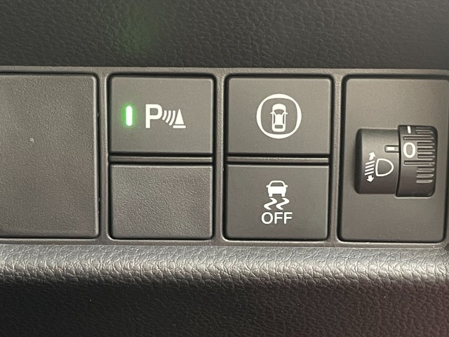 運転席右側に安全支援情報スイッチやパーキングセンサーのスイッチ等がついています。
