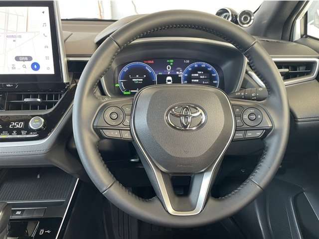 ステアリングスイッチ搭載！手を離さずに手元のスイッチでさまざまな操作が可能。運転中、視線をそらさなくても操作ができて安全です！