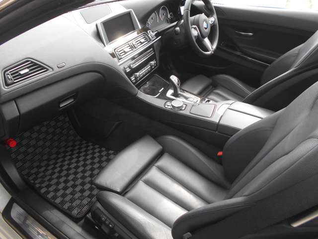 足元に余裕のある助手席にも運転席同様のシートヒーター機構付き電動レザーシートが装備され、パワーシートなので細かなシートポジションの設定が行えます。