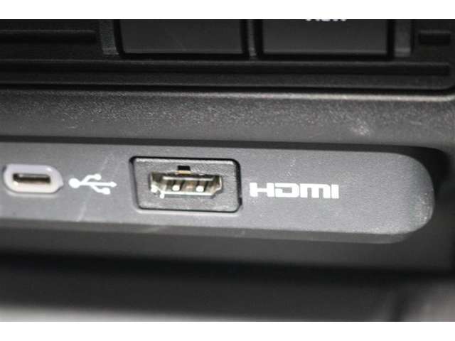 ＨＤＭＩ端子。　動画や音楽の再生などが可能です。　（接続機器及びデータ等によっては対応できない場合があります）