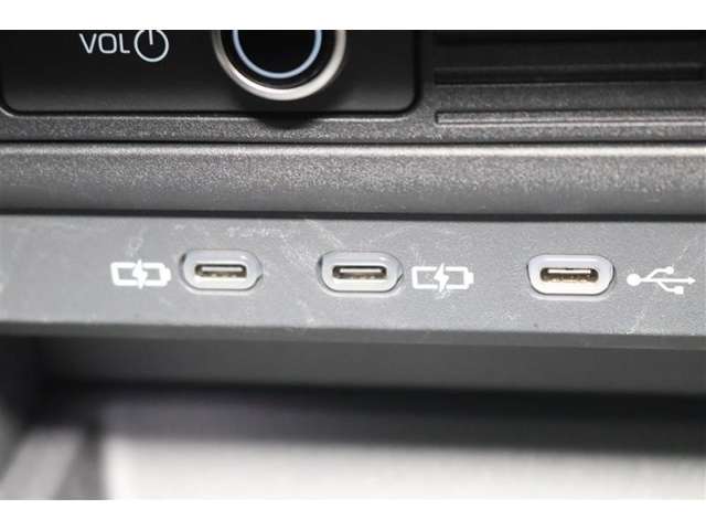 スマートフォンなどの充電に便利なＵＳＢポートを装備。