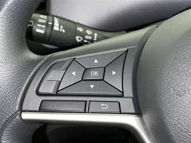ステアリングスイッチ装備！運転しながら手元でオーディオの操作などができます。