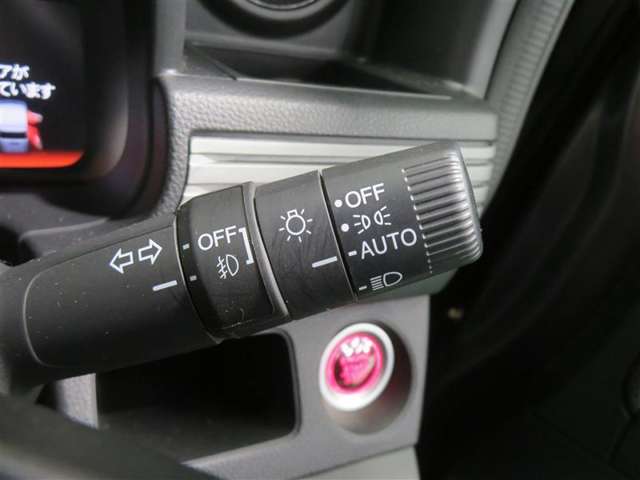 「オートライト」をONにすれば、暗い場所で自動的にヘッドライトが点灯します！