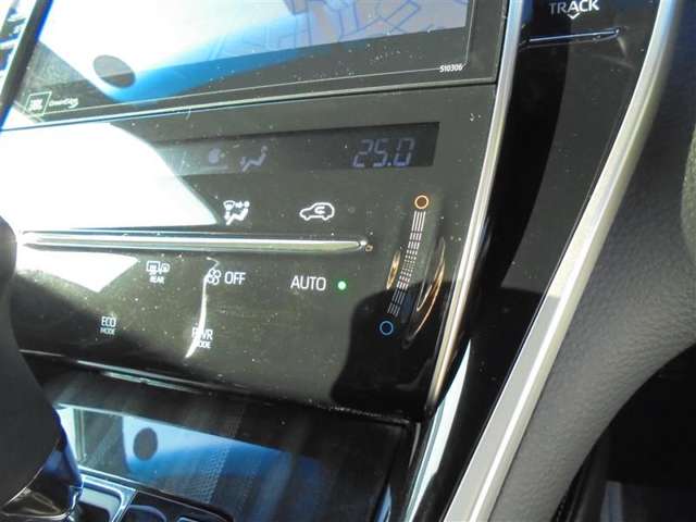 オートエアコンで車内快適♪ご希望の温度に設定すれば風向きや風量を自動で調整してくれますよ！