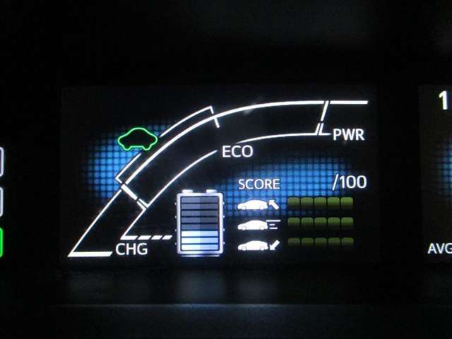 ディスプレイには、平均燃費、外気温、航続可能距離などの情報が表示されます。