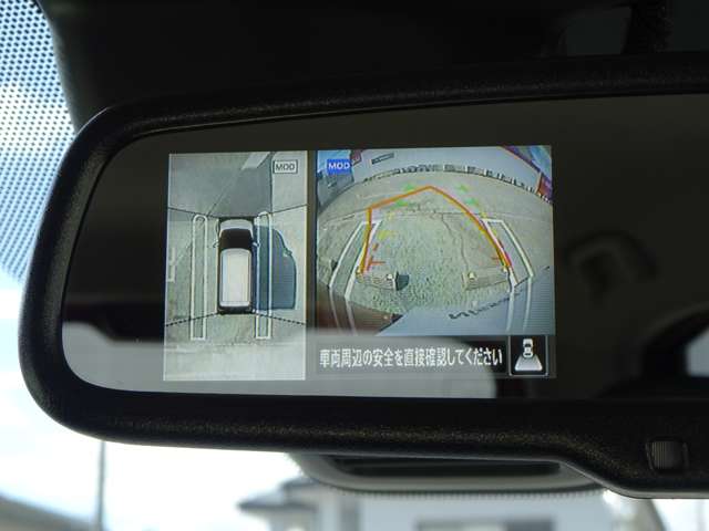 【アラウンドビューモニター＆バックモニター】クルマを真上から見下ろしているかのような映像が表示され、周囲の状況がひと目で把握できるので、安心してスマートに駐車できます。駐車が苦手な方にオススメです！