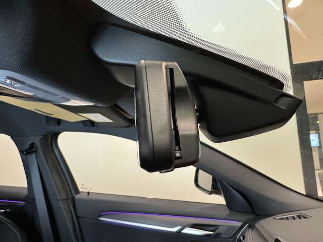 ルームミラー内蔵ETC車載器（自動防眩付）後続からの光が一定以上になると自動で眩しさを緩和します。