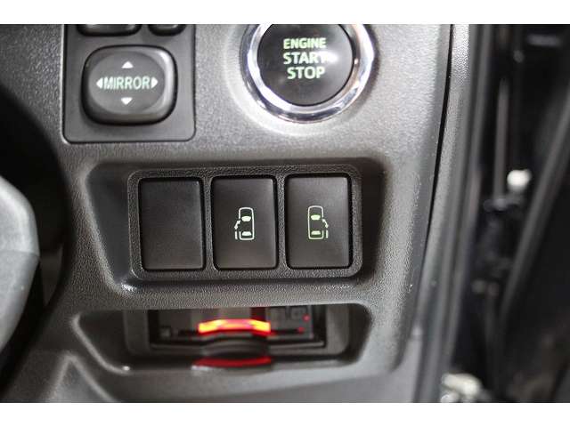 両側電動スライドドア装備で画像のスイッチにより運転席からもドアの開閉が可能です。