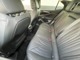 ・後部座席：コンパクトな車内ながら、大人も十分乗ることの出来る広さです。アームレスト後方には、ＵＳＢ－Ｃの充電ポートも装備。