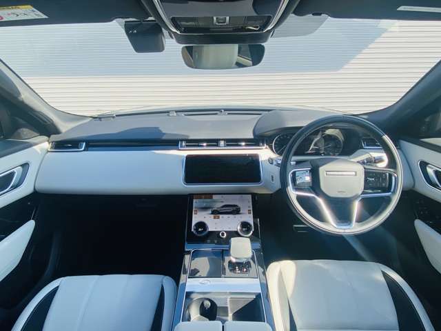 ランドローバーブランドの特徴を受け継ぐ水平基調のシンプルなデザイン。落ち着いてシンプルながら味わい深い車内空間です。