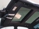 ルーフライニングはご覧の通りにキレイなコンディション。パノラミックスライディングルーフの室内側のシェードは前後ともに電動となります。また、ヨーロッパ車にありがちな天井の垂れもありません。