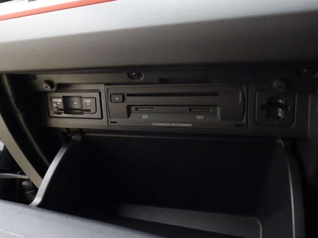 グローブボックス内にETC2.0車載器とCD/DVDユニットが格納されています。