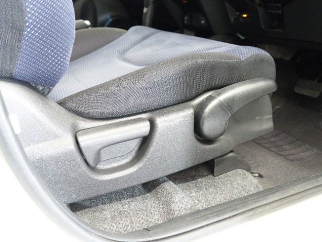 運転席側シートアジャスター　シートを座りやすい高さに調節可能ですよ。