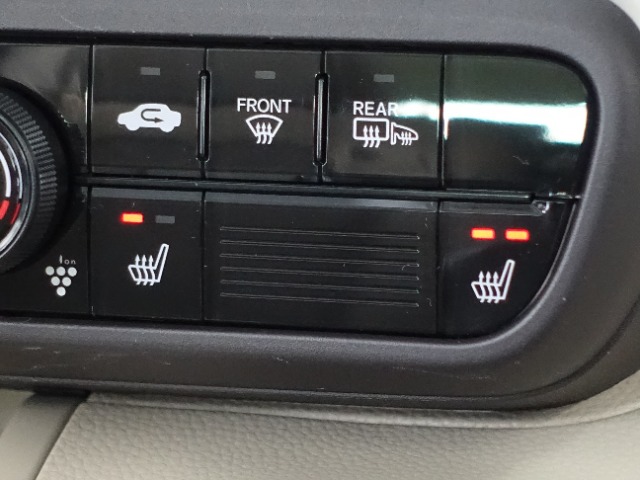 冷えた車内でも、スイッチを押せば座面と背もたれで身体を温めます。
