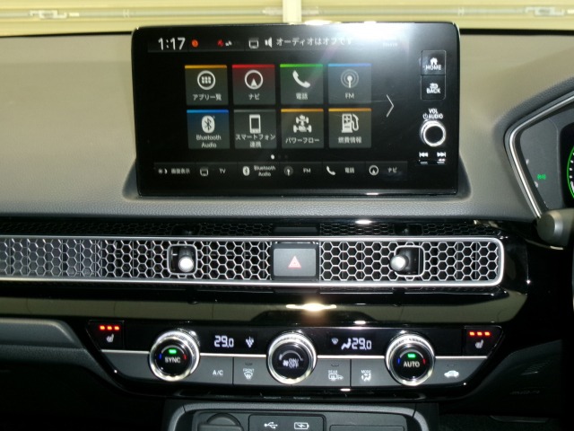 Honda CONNECTに最適化されたナビゲーションシステムです。左右独立温度調節が出来るプラズマクラスター技術搭載フルオートエアコンです♪３段階温度調節が可能な運転席・助手席シートヒーターを装備で