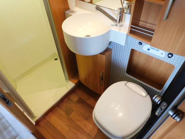 温水ボイラーシャワー　カセット式トイレ
