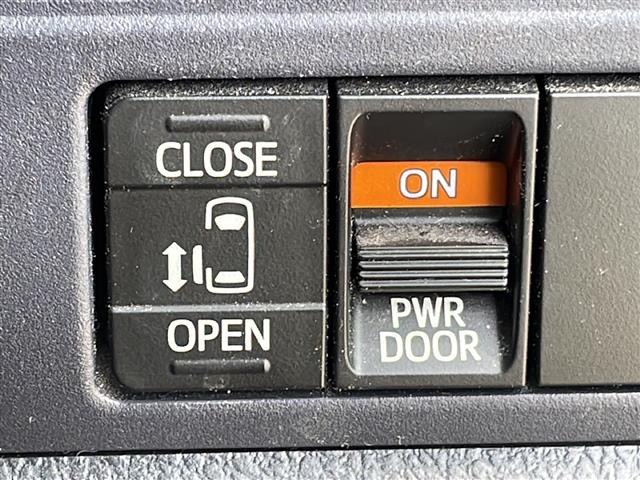 【パワースライドドア】スマートキーや運転席のスイッチで後席両側スライドドアの開閉がその場で可能です。電動ですのでお子様も簡単に開けることができます。